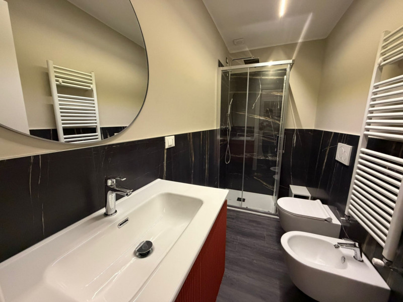STAZIONE AFFITTASI AMPIO APPARTAMENTO RISTRUTTURATO A NUOVO 5 CAMERE 3 BAGNI 8 POSTI LETTO ,TERRA...