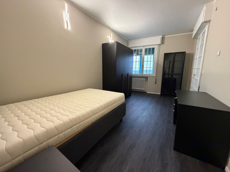 STAZIONE AFFITTASI AMPIO APPARTAMENTO RISTRUTTURATO A NUOVO 5 CAMERE 3 BAGNI 8 POSTI LETTO ,TERRA...