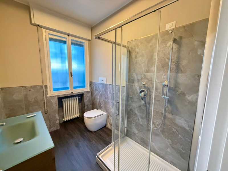 STAZIONE AFFITTASI AMPIO APPARTAMENTO RISTRUTTURATO A NUOVO 5 CAMERE 3 BAGNI 8 POSTI LETTO ,TERRA...