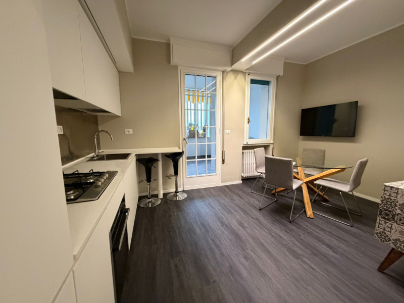 STAZIONE AFFITTASI AMPIO APPARTAMENTO RISTRUTTURATO A NUOVO 5 CAMERE 3 BAGNI 8 POSTI LETTO ,TERRA...