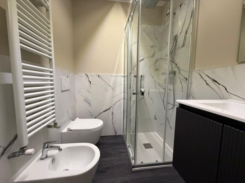 STAZIONE AFFITTASI AMPIO APPARTAMENTO RISTRUTTURATO A NUOVO 5 CAMERE 3 BAGNI 8 POSTI LETTO ,TERRA...
