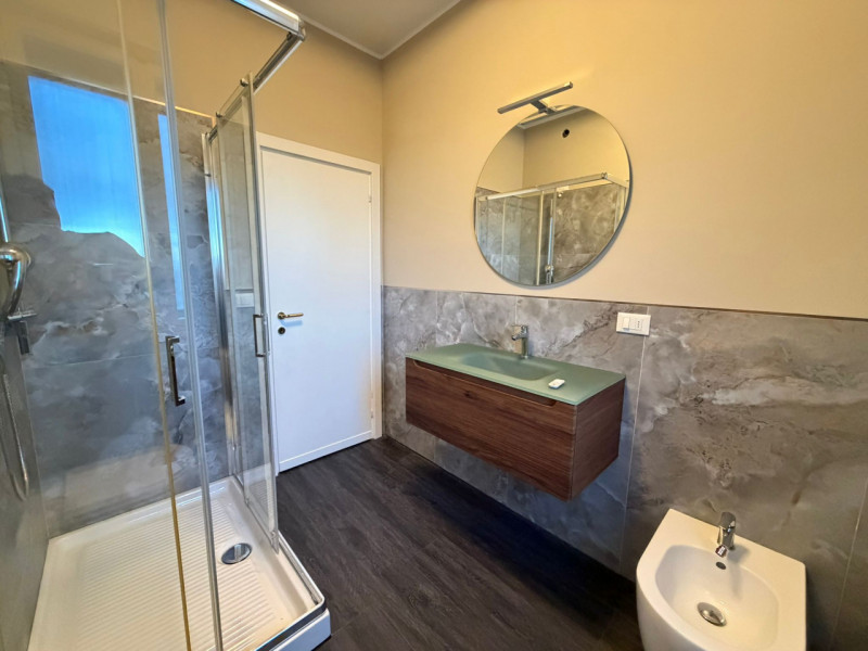 STAZIONE AFFITTASI AMPIO APPARTAMENTO RISTRUTTURATO A NUOVO 5 CAMERE 3 BAGNI 8 POSTI LETTO ,TERRA...