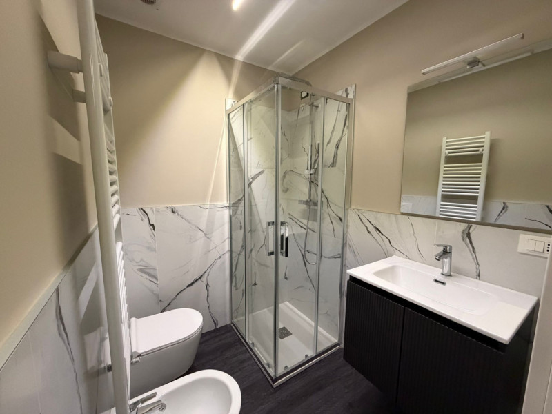 STAZIONE AFFITTASI AMPIO APPARTAMENTO RISTRUTTURATO A NUOVO 5 CAMERE 3 BAGNI 8 POSTI LETTO ,TERRA...