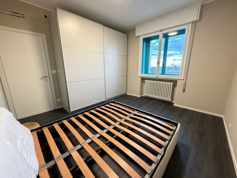 STAZIONE AFFITTASI AMPIO APPARTAMENTO RISTRUTTURATO A NUOVO 5 CAMERE 3 BAGNI 8 POSTI LETTO ,TERRA...