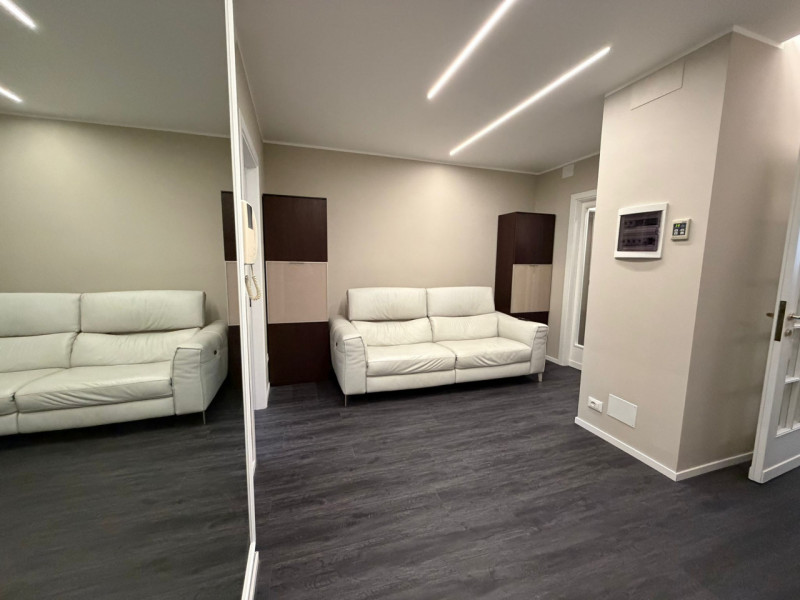 STAZIONE AFFITTASI AMPIO APPARTAMENTO RISTRUTTURATO A NUOVO 5 CAMERE 3 BAGNI 8 POSTI LETTO ,TERRA...