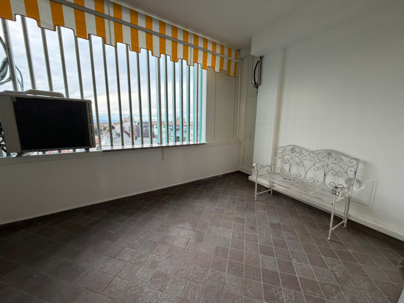 STAZIONE AFFITTASI AMPIO APPARTAMENTO RISTRUTTURATO A NUOVO 5 CAMERE 3 BAGNI 8 POSTI LETTO ,TERRA...