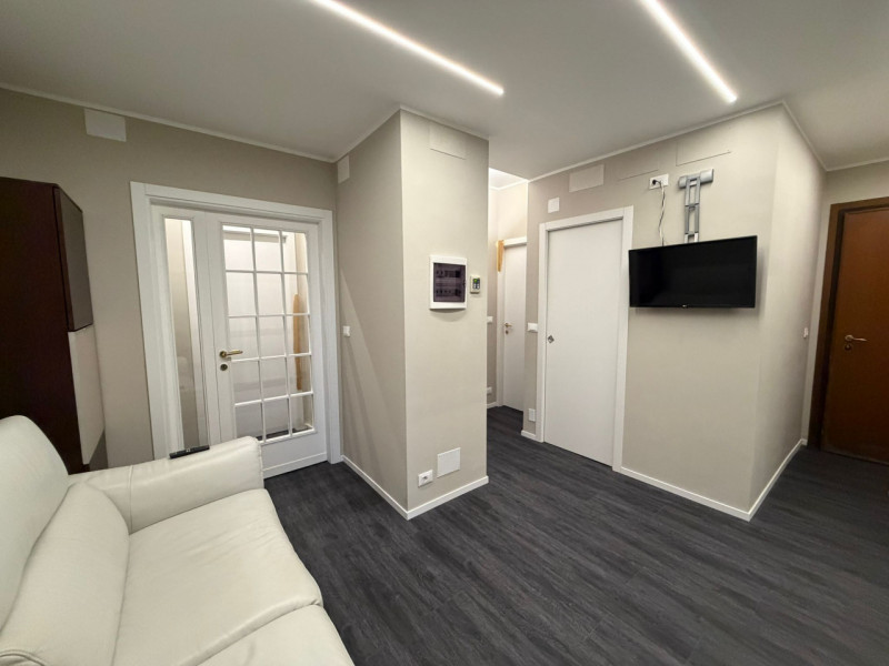 STAZIONE AFFITTASI AMPIO APPARTAMENTO RISTRUTTURATO A NUOVO 5 CAMERE 3 BAGNI 8 POSTI LETTO ,TERRA...