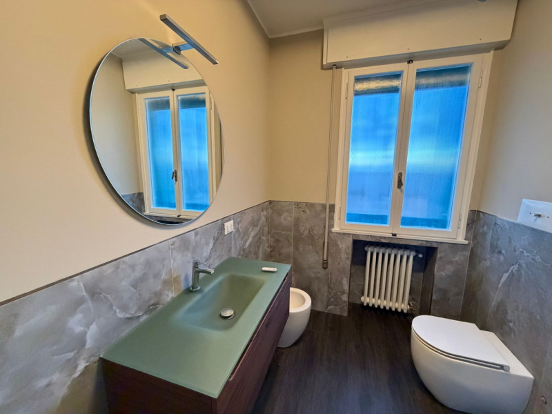 STAZIONE AFFITTASI AMPIO APPARTAMENTO RISTRUTTURATO A NUOVO 5 CAMERE 3 BAGNI 8 POSTI LETTO ,TERRA...