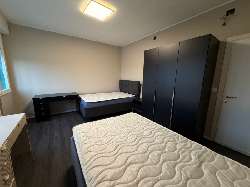 STAZIONE AFFITTASI AMPIO APPARTAMENTO RISTRUTTURATO A NUOVO 5 CAMERE 3 BAGNI 8 POSTI LETTO ,TERRA...