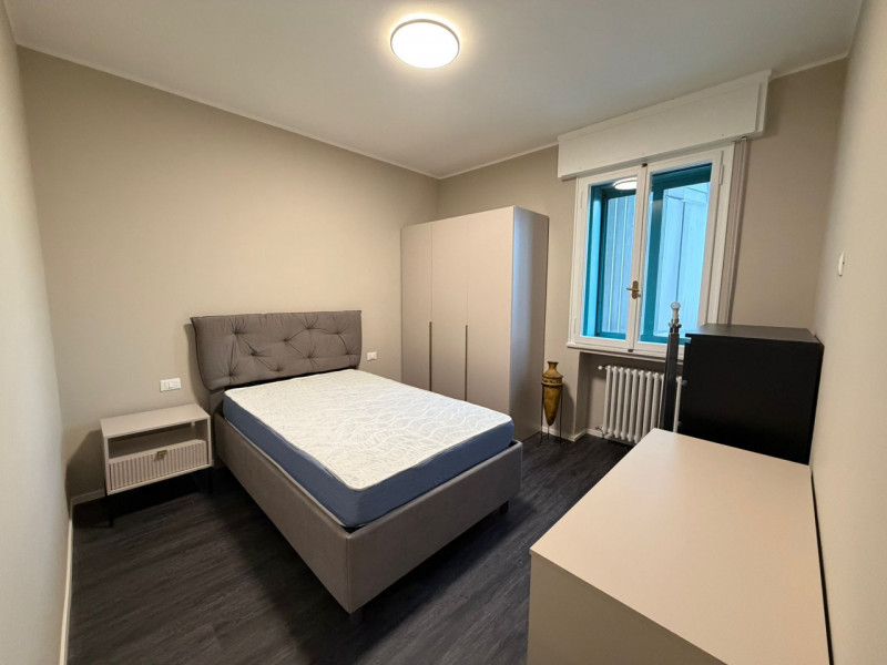 STAZIONE AFFITTASI AMPIO APPARTAMENTO RISTRUTTURATO A NUOVO 5 CAMERE 3 BAGNI 8 POSTI LETTO ,TERRA...