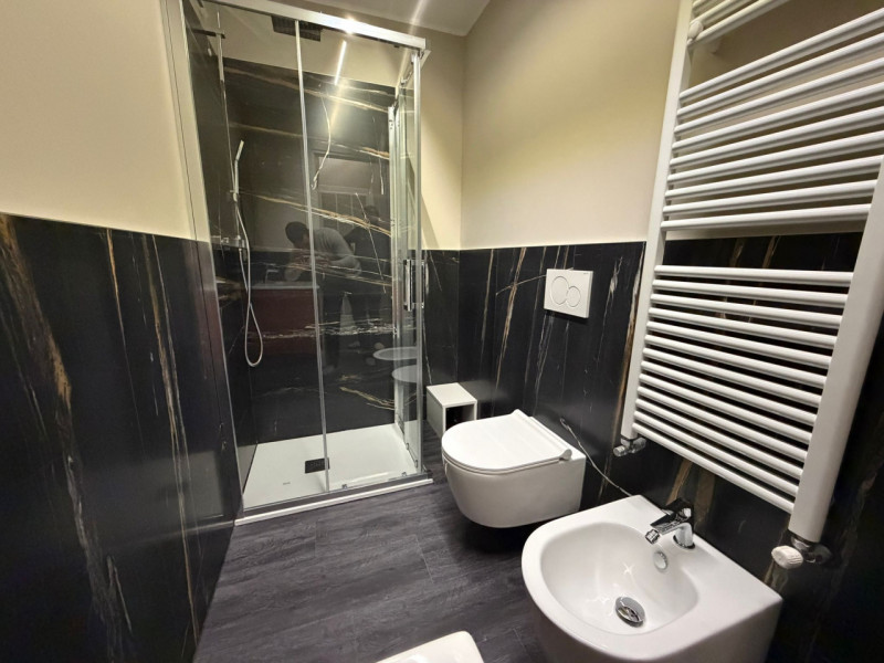 STAZIONE AFFITTASI AMPIO APPARTAMENTO RISTRUTTURATO A NUOVO 5 CAMERE 3 BAGNI 8 POSTI LETTO ,TERRA...