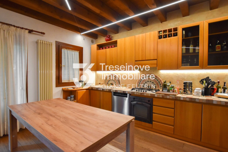 (Per INFO Feltrin ing. Gianni 3288349492) Proponiamo in vendita bifamiliare con ampi spazi a Carm...