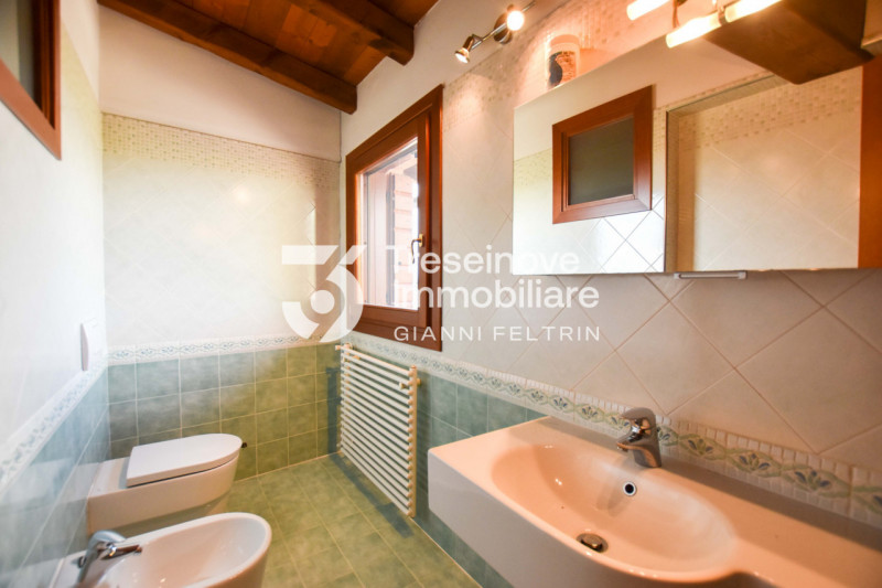 (Per INFO Feltrin ing. Gianni 3288349492) Proponiamo in vendita bifamiliare con ampi spazi a Carm...