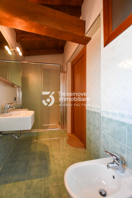 (Per INFO Feltrin ing. Gianni 3288349492) Proponiamo in vendita bifamiliare con ampi spazi a Carm...