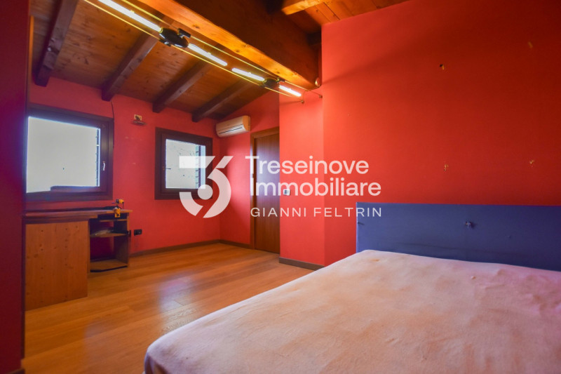 (Per INFO Feltrin ing. Gianni 3288349492) Proponiamo in vendita bifamiliare con ampi spazi a Carm...