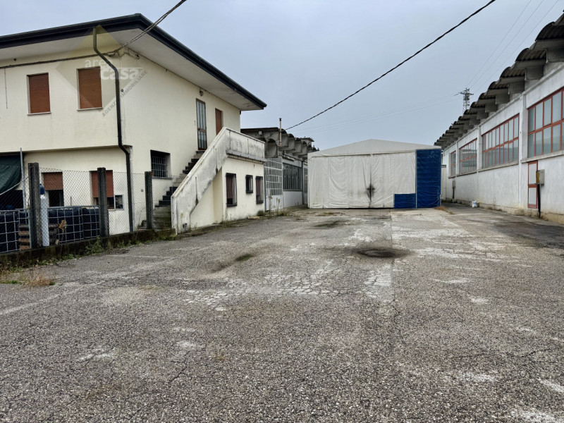A ridosso della zona industriale e artigianale proponiamo porzione di magazzino Artigianale con s...