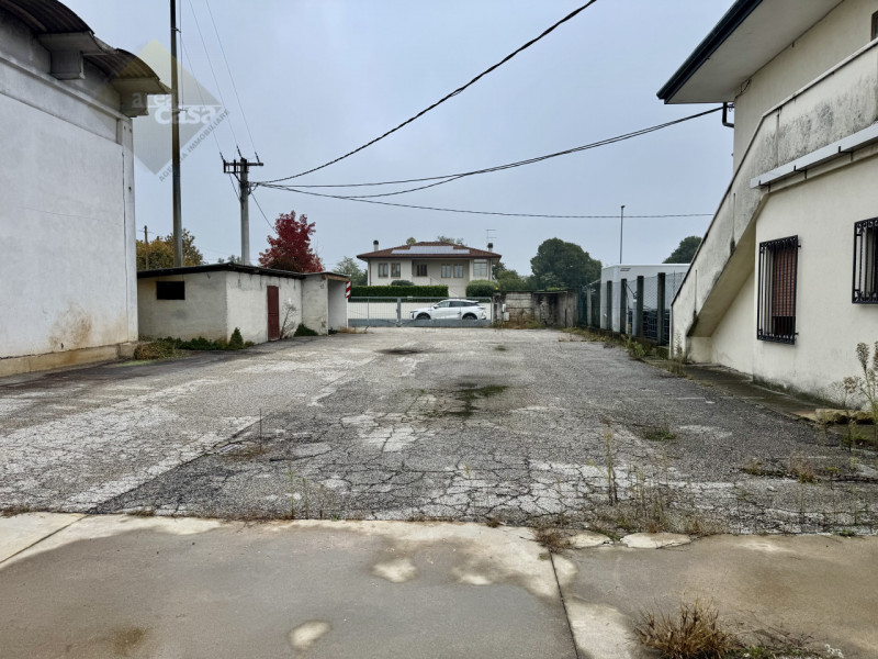 A ridosso della zona industriale e artigianale proponiamo porzione di magazzino Artigianale con s...