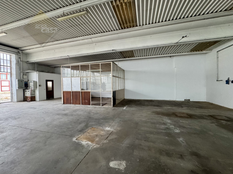 A ridosso della zona industriale e artigianale proponiamo porzione di magazzino Artigianale con s...