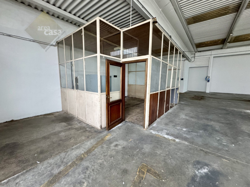 A ridosso della zona industriale e artigianale proponiamo porzione di magazzino Artigianale con s...