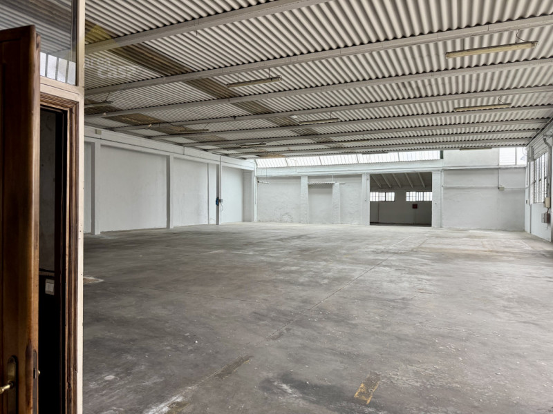 A ridosso della zona industriale e artigianale proponiamo porzione di magazzino Artigianale con s...
