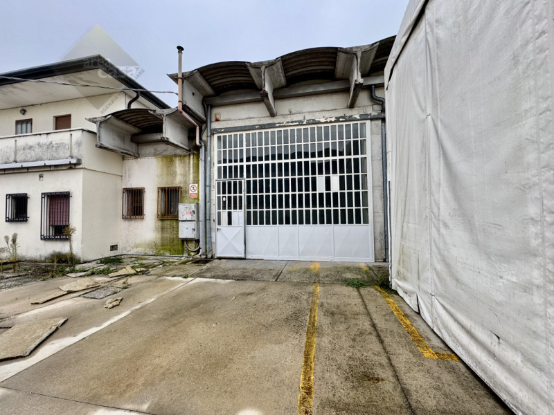 A ridosso della zona industriale e artigianale proponiamo porzione di magazzino Artigianale con s...