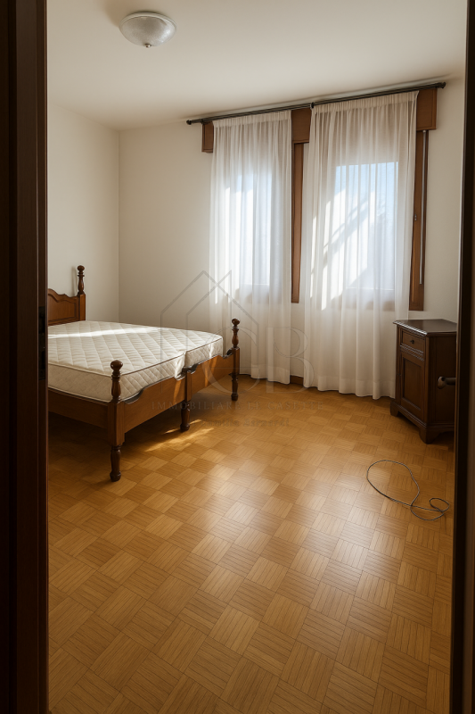 Al primo piano, spazioso appartamento ideale per giovani lavoratori o studenti, composto da:

•so...