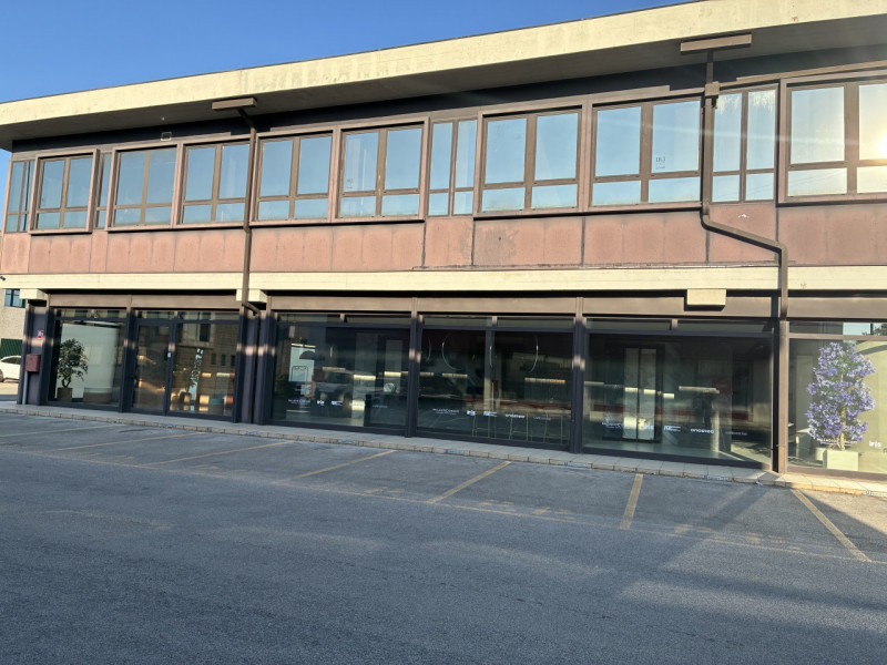 (Per INFO Monica 3482688677) Proponiamo in vendita un ottimo ufficio di circa 75 mq, situato nell...