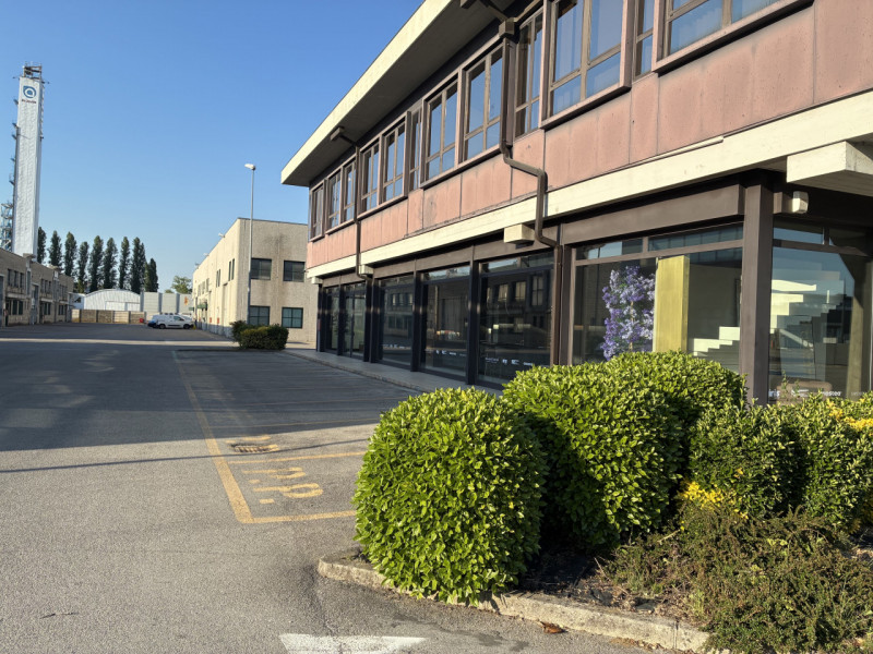 (Per INFO Monica 3482688677) Proponiamo in vendita un ottimo ufficio di circa 75 mq, situato nell...