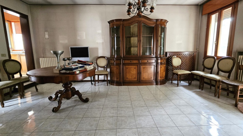 AMPIO IMMOBILE POLIFUNZIONALE CON MAGAZZINO E ABITAZIONE

Padova (Loc. Chiesanuova)
In prossimità...