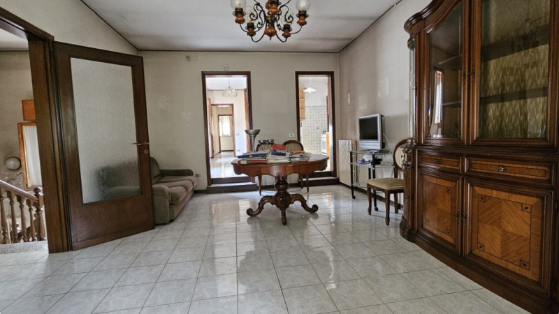 AMPIO IMMOBILE POLIFUNZIONALE CON MAGAZZINO E ABITAZIONE

Padova (Loc. Chiesanuova)
In prossimità...