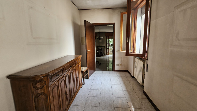 AMPIO IMMOBILE POLIFUNZIONALE CON MAGAZZINO E ABITAZIONE

Padova (Loc. Chiesanuova)
In prossimità...