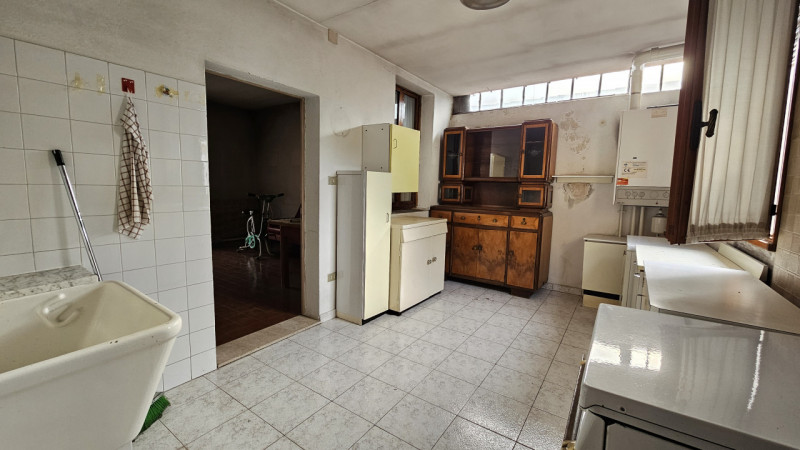 AMPIO IMMOBILE POLIFUNZIONALE CON MAGAZZINO E ABITAZIONE

Padova (Loc. Chiesanuova)
In prossimità...