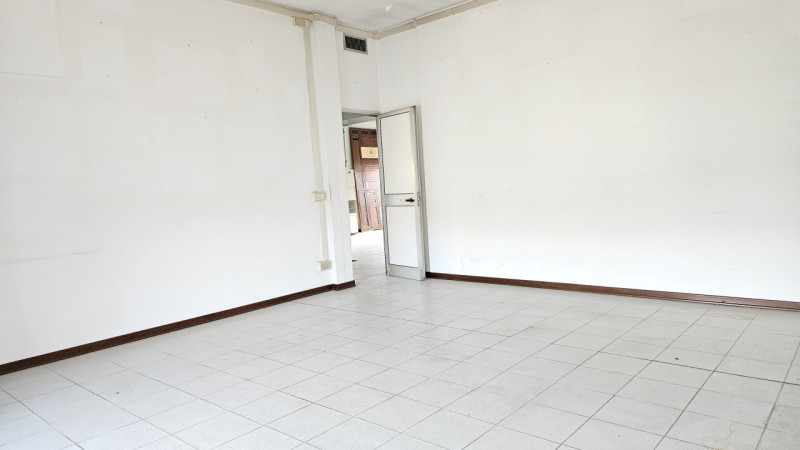 AMPIO IMMOBILE POLIFUNZIONALE CON MAGAZZINO E ABITAZIONE

Padova (Loc. Chiesanuova)
In prossimità...