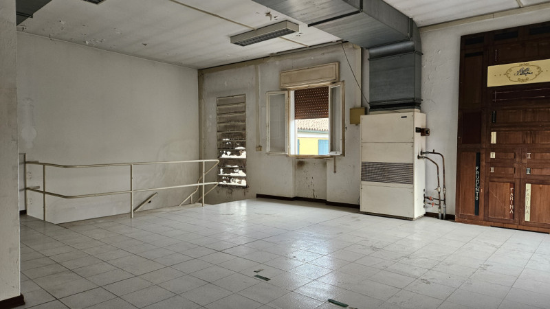 AMPIO IMMOBILE POLIFUNZIONALE CON MAGAZZINO E ABITAZIONE

Padova (Loc. Chiesanuova)
In prossimità...