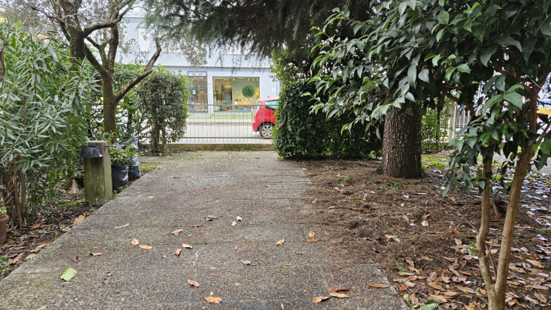 AMPIO IMMOBILE POLIFUNZIONALE CON MAGAZZINO E ABITAZIONE

Padova (Loc. Chiesanuova)
In prossimità...