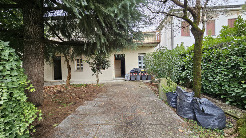 AMPIO IMMOBILE POLIFUNZIONALE CON MAGAZZINO E ABITAZIONE

Padova (Loc. Chiesanuova)
In prossimità...