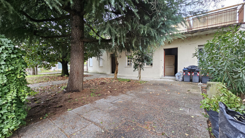 AMPIO IMMOBILE POLIFUNZIONALE CON MAGAZZINO E ABITAZIONE

Padova (Loc. Chiesanuova)
In prossimità...