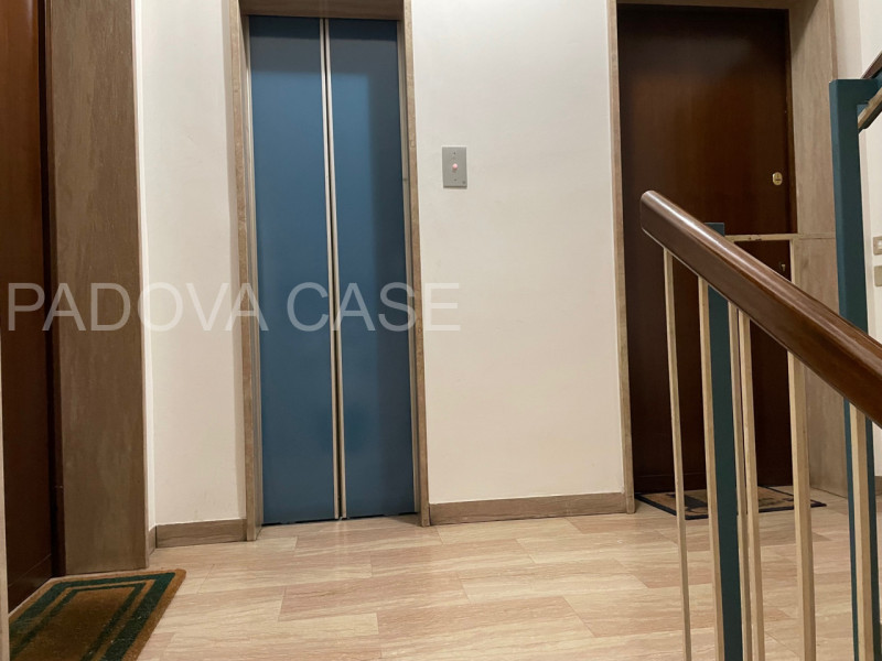 CON CONTRATTO DI AFFITTO IN CORSO 

Scopri questa meravigliosa mansarda open space situata nella ...