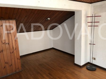 CON CONTRATTO DI AFFITTO IN CORSO 

Scopri questa meravigliosa mansarda open space situata nella ...