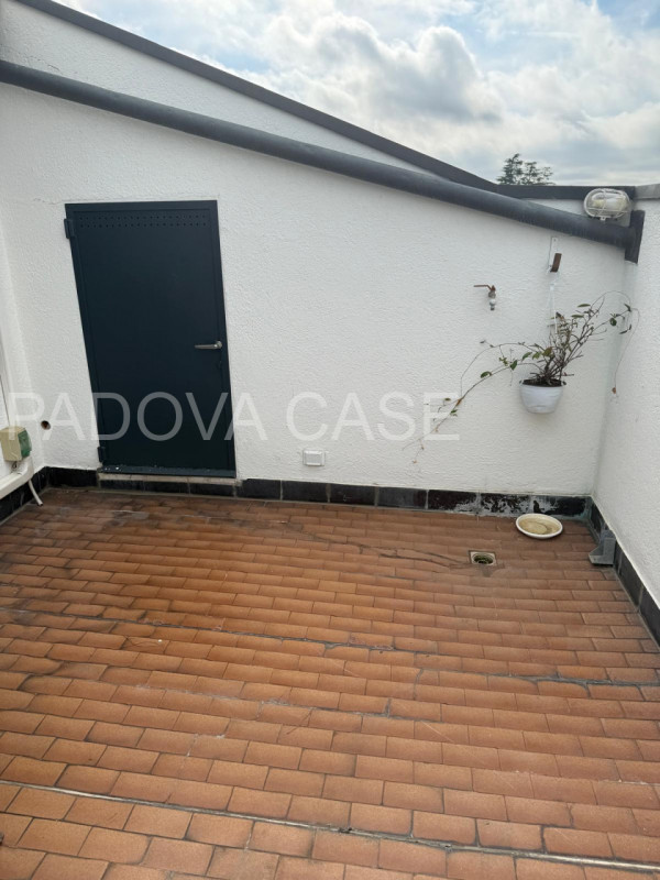 CON CONTRATTO DI AFFITTO IN CORSO 

Scopri questa meravigliosa mansarda open space situata nella ...