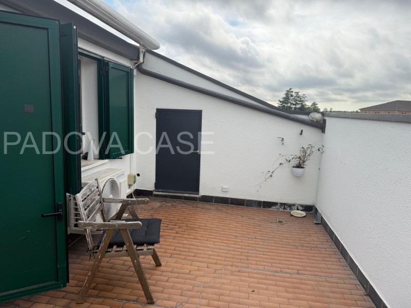 CON CONTRATTO DI AFFITTO IN CORSO 

Scopri questa meravigliosa mansarda open space situata nella ...