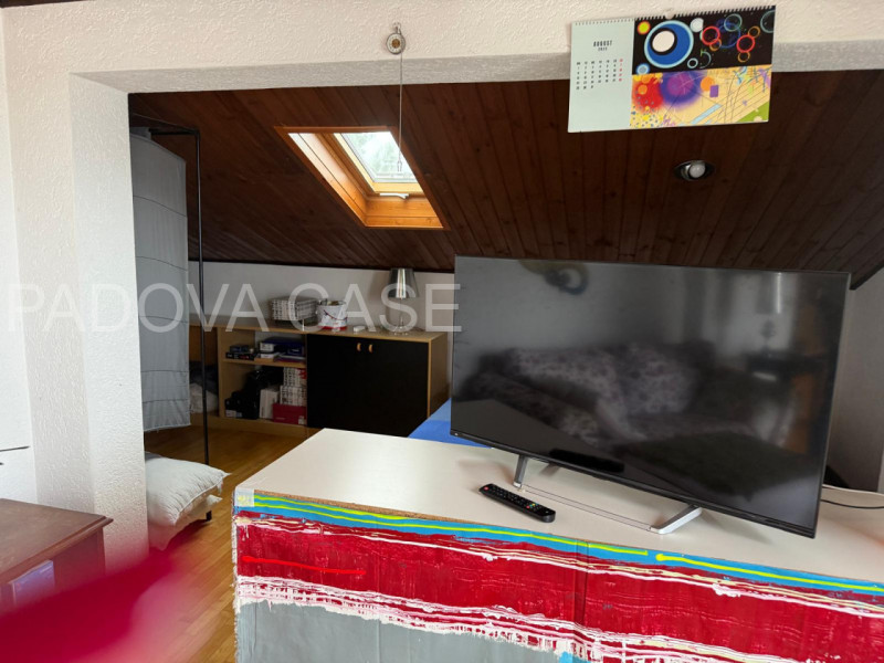 CON CONTRATTO DI AFFITTO IN CORSO 

Scopri questa meravigliosa mansarda open space situata nella ...