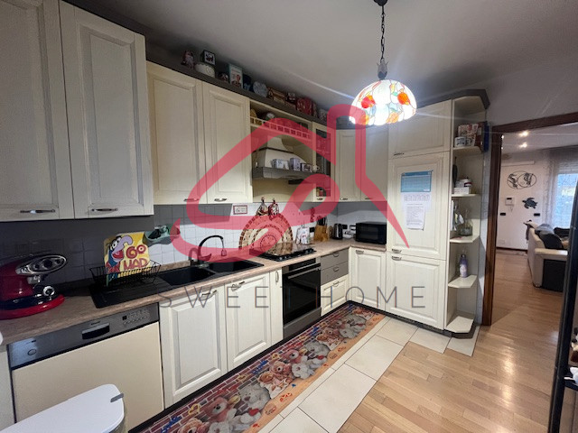 Padova (Camin): appartamento al primo piano di stabile con poche unità e con ampio verde.
Ingress...