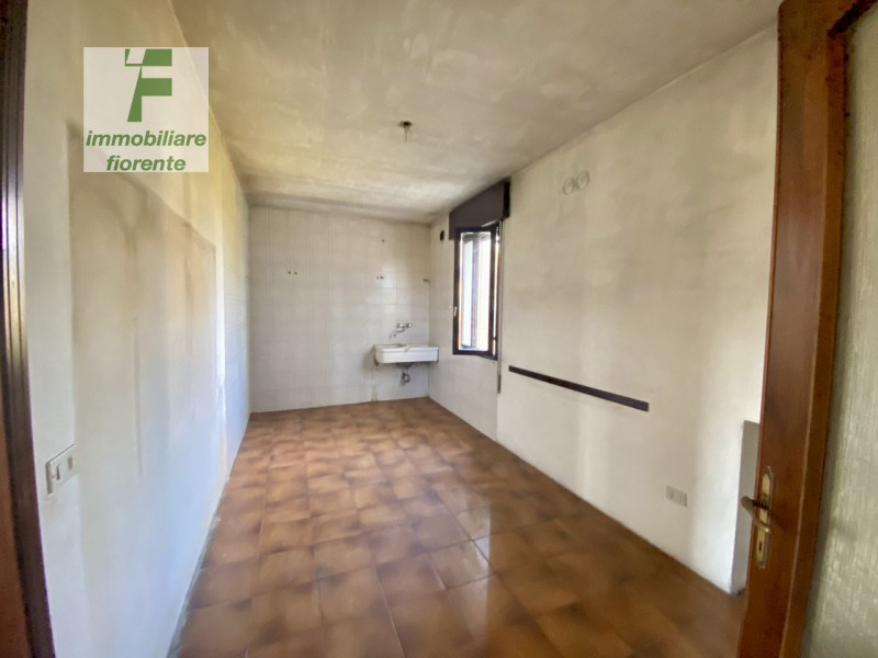 LIBERA SUBITO...SU UN LOTTO DI MQ 1.000...CASA SINGOLA SU 2 LIVELLI DI MQ 170 TOTALI...VOLENDO SI...