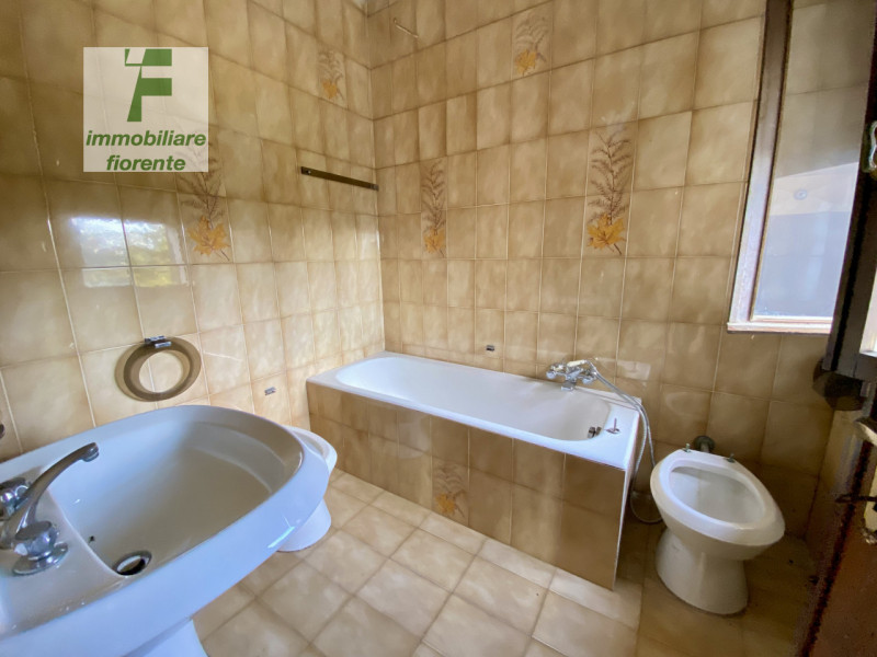 LIBERA SUBITO...SU UN LOTTO DI MQ 1.000...CASA SINGOLA SU 2 LIVELLI DI MQ 170 TOTALI...VOLENDO SI...