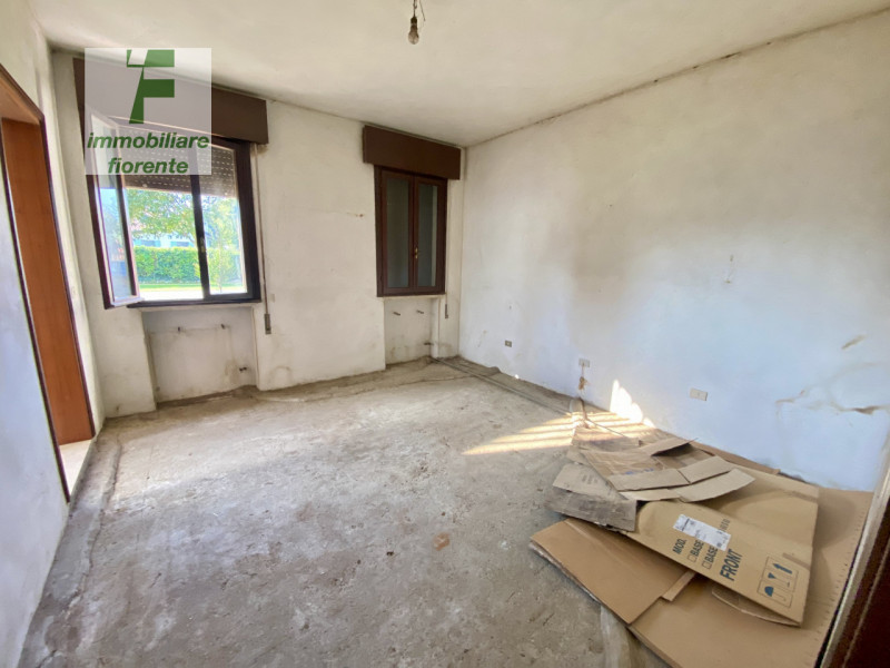 LIBERA SUBITO...SU UN LOTTO DI MQ 1.000...CASA SINGOLA SU 2 LIVELLI DI MQ 170 TOTALI...VOLENDO SI...