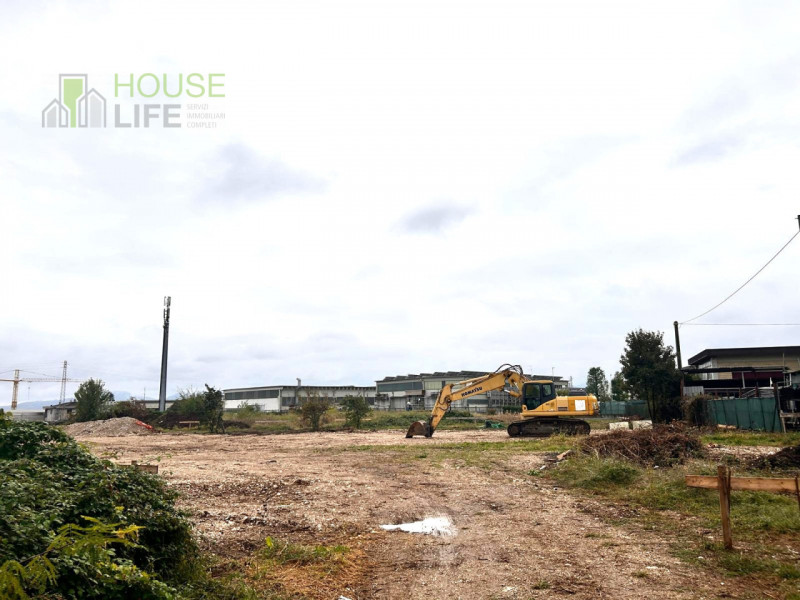 THIENE z.i.: in zona strategica già urbanizzata ad 1,5 km dal casello autostradale di Thiene e al...