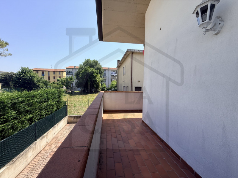 ABANO TERME - Elegante porzione di bifamiliare situata nel cuore del tranquillo quartiere residen...