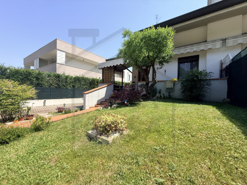 ABANO TERME - Elegante porzione di bifamiliare situata nel cuore del tranquillo quartiere residen...
