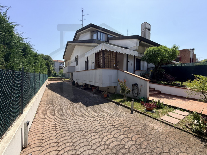 ABANO TERME - Elegante porzione di bifamiliare situata nel cuore del tranquillo quartiere residen...
